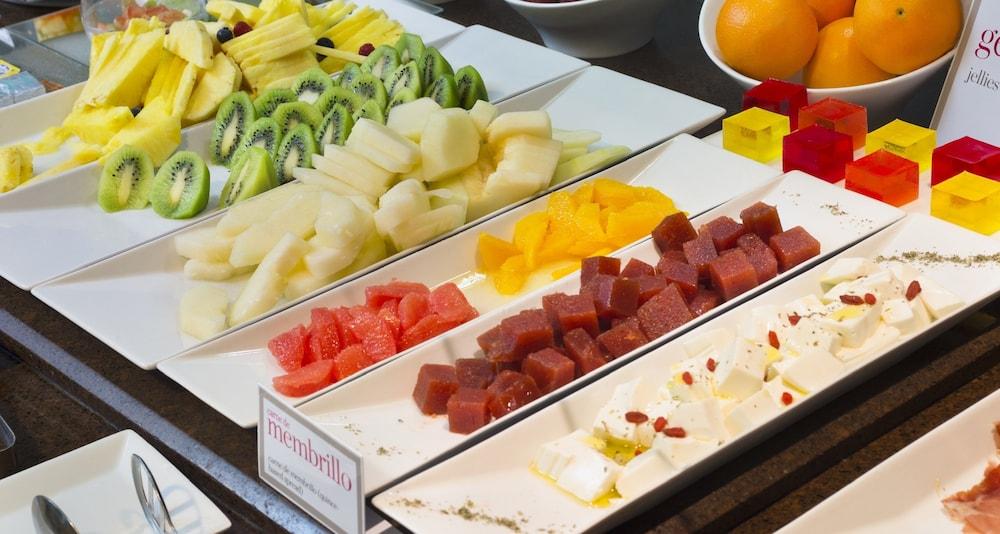Palacio De Aviles Affiliated By Melia Luaran gambar Fruit and cheese at a buffet