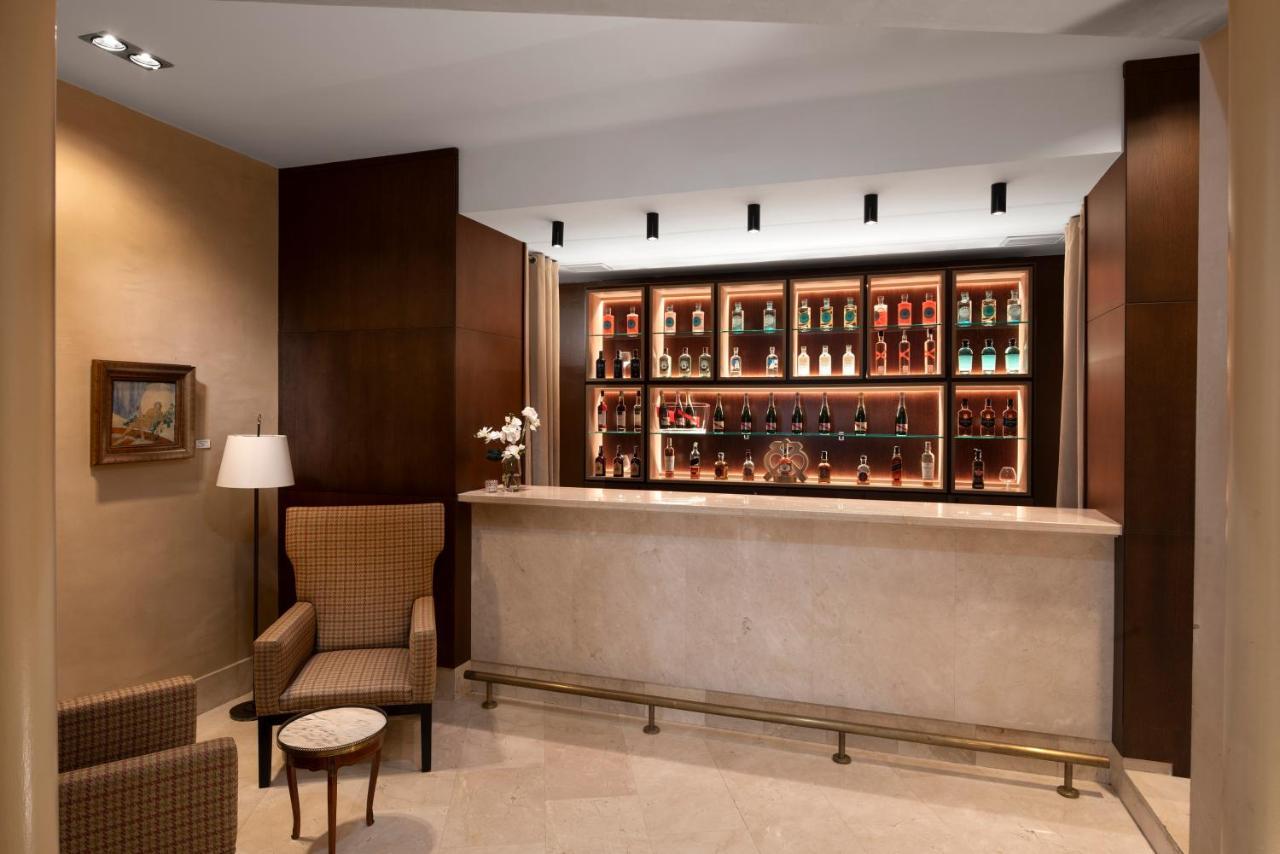 Palacio De Aviles Affiliated By Melia Luaran gambar A bar in a hotel
