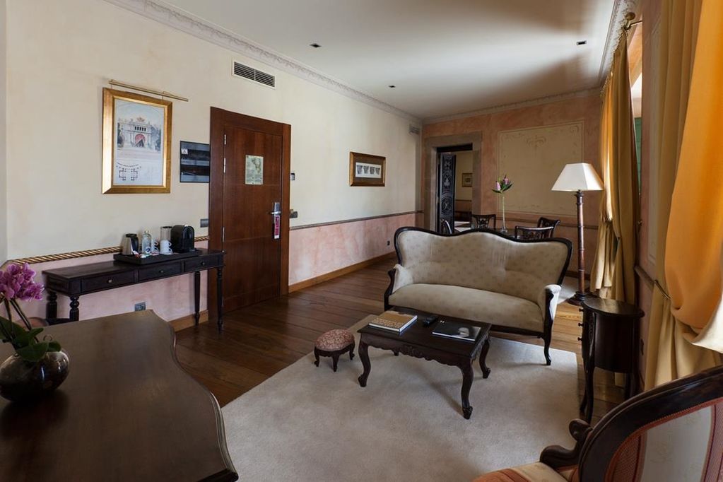 Palacio De Aviles Affiliated By Melia Luaran gambar A suite at the hotel