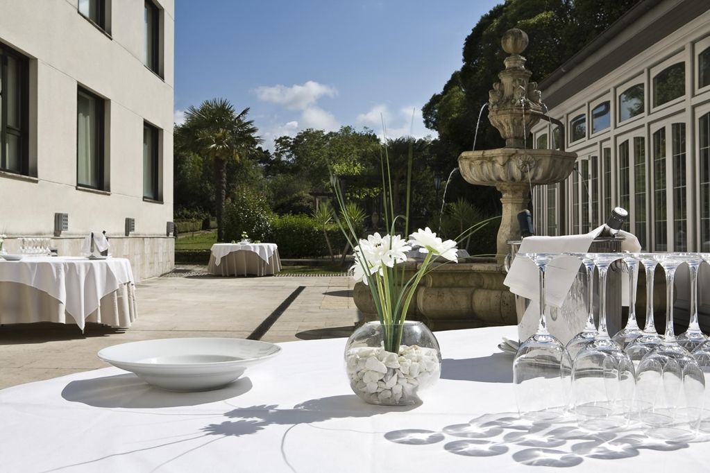 Palacio De Aviles Affiliated By Melia Luaran gambar The hotel's courtyard